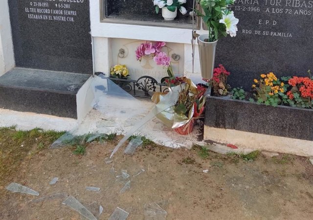 Destrozos en una tumba en el Ayuntamiento de Sant Antoni