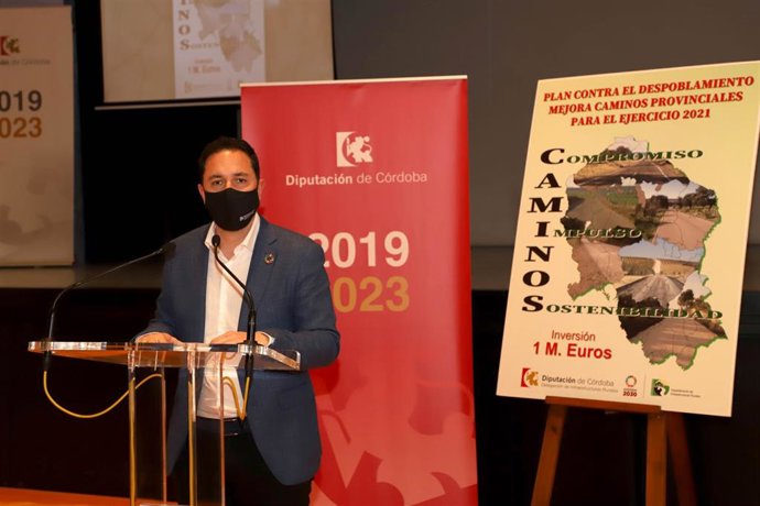 El delegado de Infraestructuras Rurales de la Diputación de Córdoba, Manuel Olmo, informa sobre el Plan contra el Despoblamiento y Mejora de Caminos Provinciales.