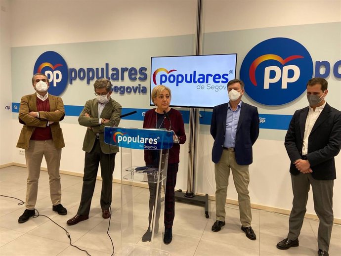 DEe izquierda a derecha: el senador Juan José Sanz Vitorio, el diputado Jesús Postigo, la presidenta del PP de Segovia, Paloma Sanz, el secretario autonómico y vicepresidente 1 de las Cortes, Francisco Vázquez, y el senador Pablo Pérez,