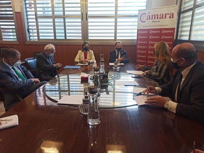Sandra García durante su reunión en la Cámara de Comercio