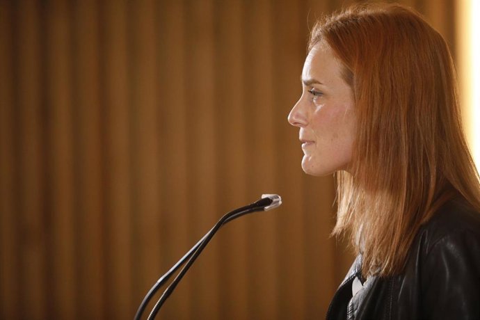 La candidata de los Comuns a la presidencia de la Generalitat, Jéssica Albiach, ofrece una rueda de prensa en la sede de su partido desde donde seguirán el recuento obtenido de los comicios catalanes durante la noche electoral del 14-F, en Barcelona, Ca
