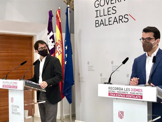 El portavoz del Govern, Iago Negueruela, y el conseller de Fondos Europeos, Miquel Company, durante la rueda de prensa.