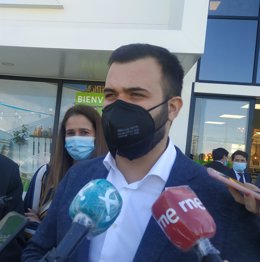 El alcalde de Cáceres, Luis Salaya, atiende a los medios antes de la inauguración de Leroy Merlín