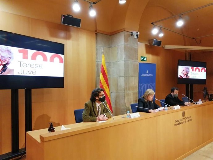 La consellera de Cultura de la Generalitat, ngels Ponsa, en el acto inaugural del Año Teresa Juvé junto al director de la Institució de les Lletres Catalanes (ILC), Oriol Ponsatí-Murl, y el comisario del Año Teresa Juvé, Toni Terrades.