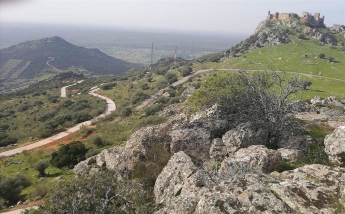 El camino de acceso a la torre de vigilancia para prevención de incendios en Santa Eufemia.
