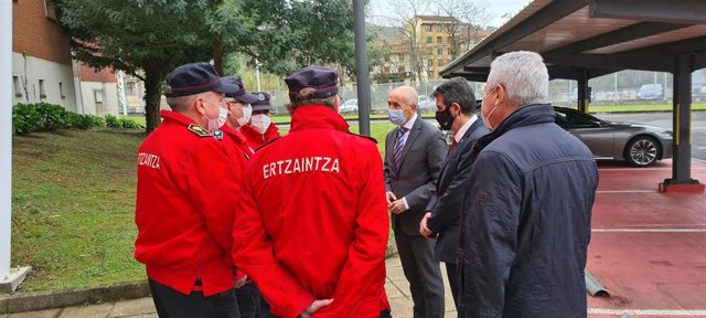 El vicelehendakari y consejero de Seguridad, Josu Erkoreka, en la comisaría de Muskiz