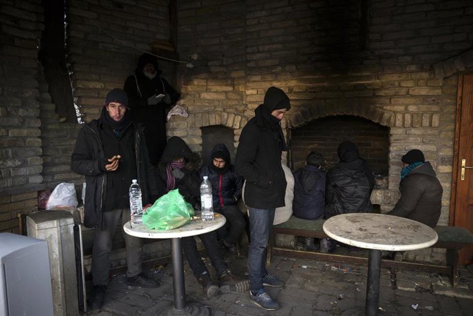 Archivo - Un grupo de migrantes en Hungría.