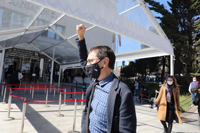 El cofundador de Podemos Juan Carlos Monedero levanta el brazo a su salida de los Juzgados de Plaza de Castilla tras declarar como imputado por la presunta financiación irregular del partido 'morado' en el caso Neurona, en Madrid, (España), a 15 de ma