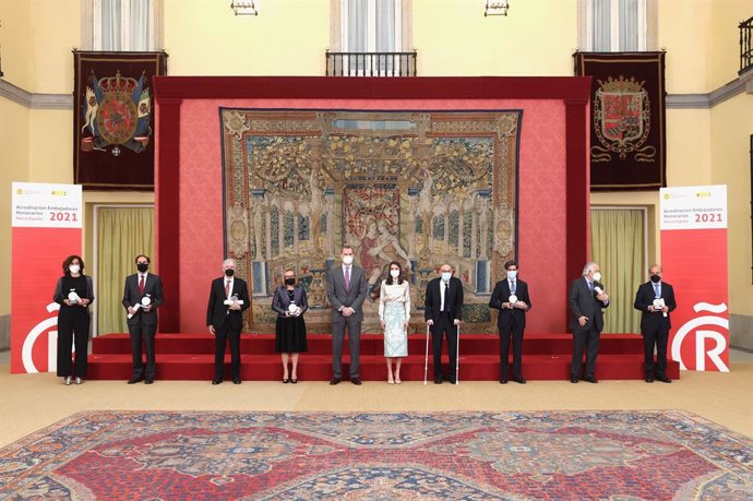 Los Reyes en la entrega de las acreditaciones de los nuevos embajadores honorarios de la Marca España.