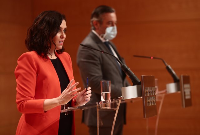 La presidenta de la Comunidad de Madrid, Isabel Díaz Ayuso, a su llegada a una rueda de prensa convocada tras la reunión del Plan Territorial de Protección Civil de la Comunidad de Madrid (PLATERCAM)