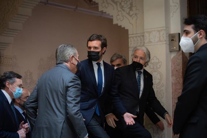 El presidente del Grupo Godó, Javier de Godó, el líder del PP, Pablo Casado, y el presidente de Foment del Treball, Josep Sánchez Llibre, en un acto en Barcelona el 15 de marzo de 2021.