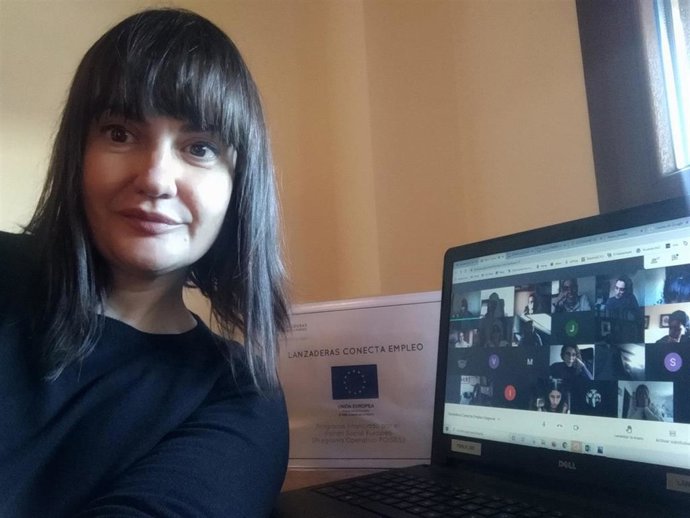 Marta Arandilla en reunión telemática con los participantes en la Lanzadera de Empleo.