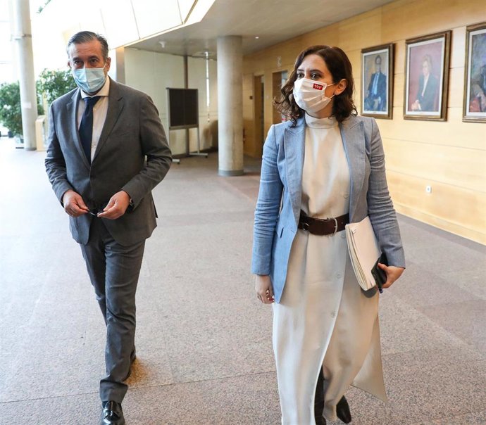 Archivo - La presidenta de la Comunidad de Madrid, Isabel Díaz Ayuso, y el consejero de Justicia, Interior y Víctimas, Enrique López.