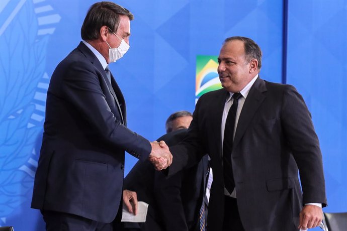 Archivo - HANDOUT - 16 September 2020, Brazil, Brasilia: Brazilian President Jair Bolsonaro (L) shakes hands with newly appointed Health Minister general Eduardo Pazuello during his swearing-in ceremony at Planalto Palace. Photo: Isac Nóbrega/Palácio do