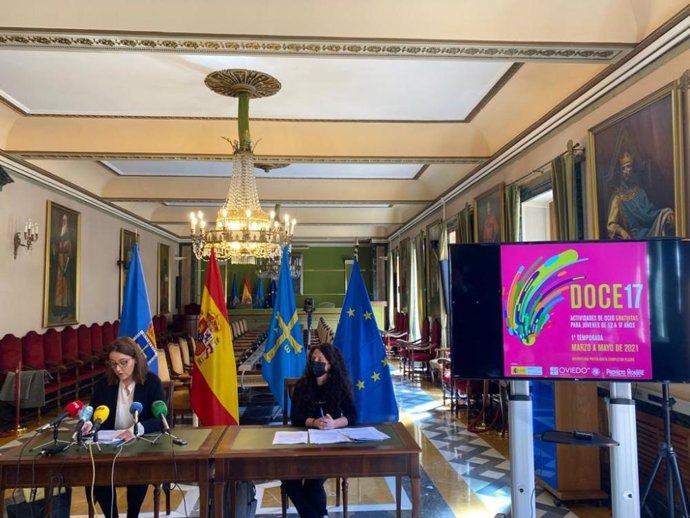 La concejala de Juventud, Covadonga Díaz, presenta el programa de ocio juvenil en Oviedo.