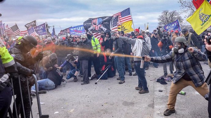 Archivo - Simpatizantes del presidente Donald Trump enfrentándose a la Policía durante la toma del Capitolio de EEUU