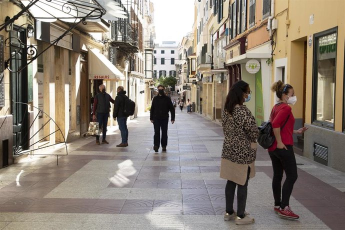 Archivo - Varias personas en el centro de Mahón.