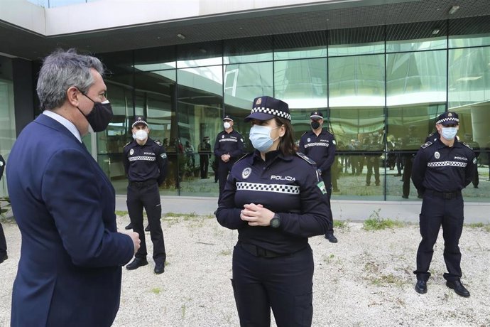 Espadas, durante el acto de incorporación de nuevos policías locales