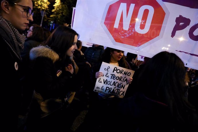 Archivo - Una mujer sostiene un cartel en el que se lee 'El porno es la teoría, la violación es la práctica', en la manifestación en Madrid con motivo del Día Internacional para la Eliminación de la Violencia contra las Mujeres, en Madrid a 25 de noviem