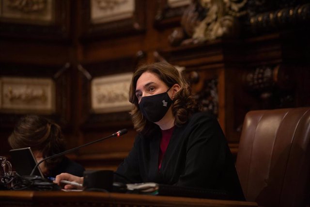 La alcaldesa de Barcelona, Ada Colau, durante una sesión plenaria en una foto de archivo.