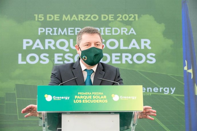 El presidente de Castilla-La Mancha, Emiliano García-Page, pone la primera piedra del Parque Solar Escuderos en Altarejos