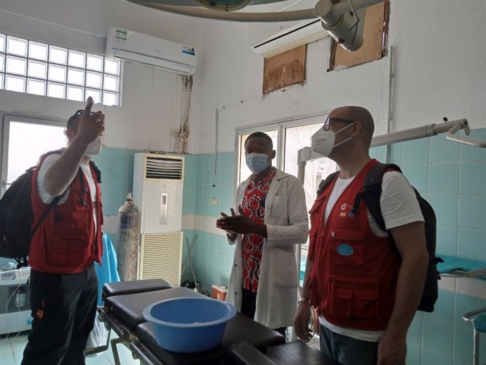 El equipo español de ayuda humanitaria se integra en los hospitales de Bata para atender a las personas heridas por la explosión del arsenal militar