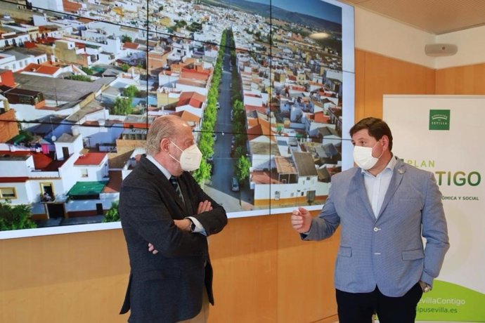 El presidente de la Diputación de Sevilla, Fernando Rodríguez Villalobos, y el alcalde de Villaverde del Río, José María Martín Vera