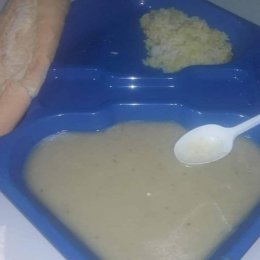Bandeja de comida en el campamento de migrantes de Las Raíces, en Tenerife