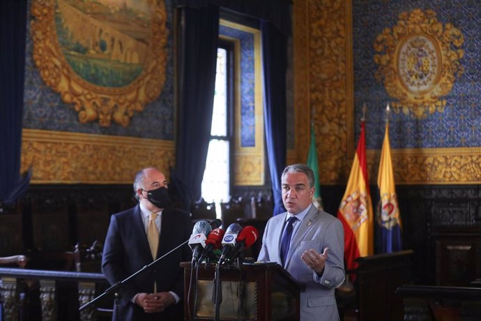 Bendodo con el alcalde de Algeciras en el Ayuntamiento de la ciudad