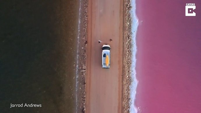 Este lago australiano puede cambiar de color entre el rosa, el blanco o el azul