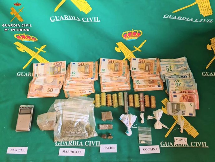 Archivo - Droga y dinero incautados por la Guardia Civil.