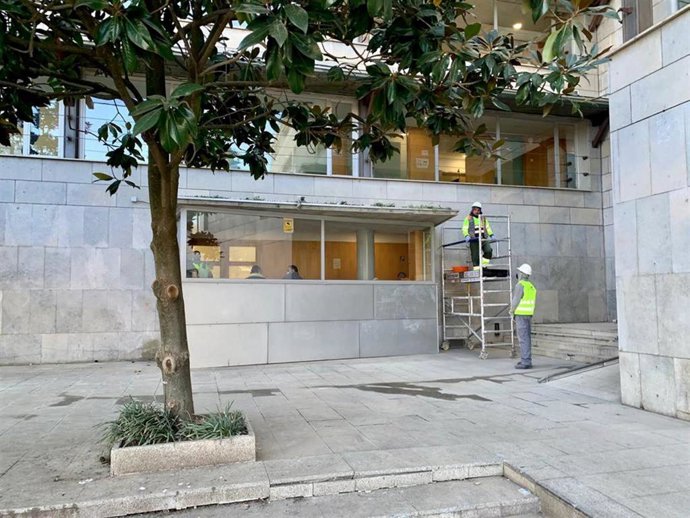 Operarios trabajan en las reformas de los juzgados de Girona de la calle Ramon Folch.