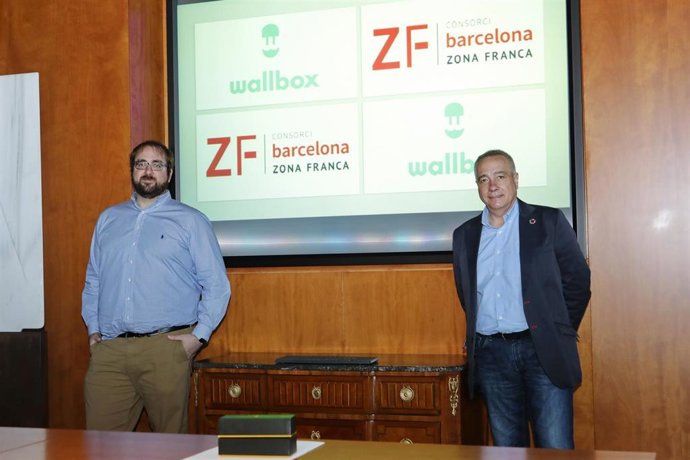 El CEO de Wallbox, Enric Asunción, y el delegado especial del Estado en el Consorci de la Zona Franca de Barcelona (CZFB), Pere Navarro,  en la firma por la instalación de una planta de producción de la empresa en la Zona Franca