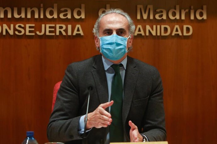 Archivo - El consejero de Sanidad, Enrique Ruiz Escudero, en una rueda de prensa convocada ante los medios para actualizar la información sobre la situación epidemiológica y asistencial en la región por coronavirus, en Madrid, (España), a 22 de enero de