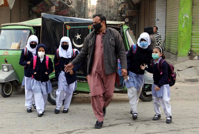 Un grupo de escolares acude su colegio en Peshawar, en el norte de Pakistán.