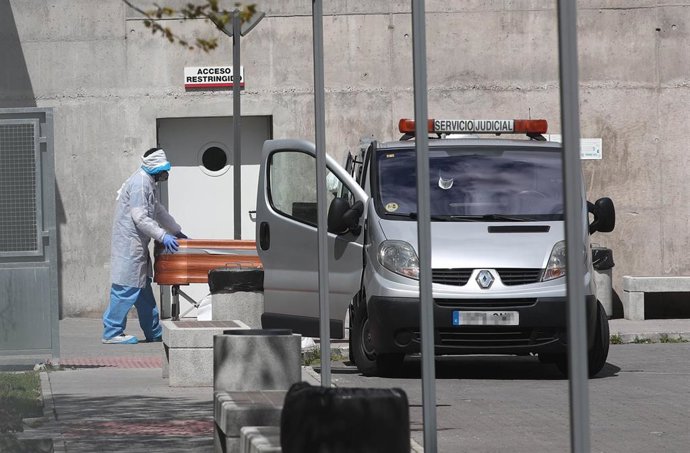 Archivo - Traslado de un féretro durante la pandemia.