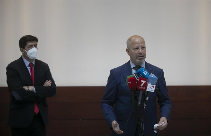 Archivo - El vicepresidente de la Junta y consejero de Turismo, Regeneración, Justicia y Administración Local, Juan Marín (i), y el consejero de Educación y Deporte, Javier Imbroda (d), a 03 de febrero de 2021.