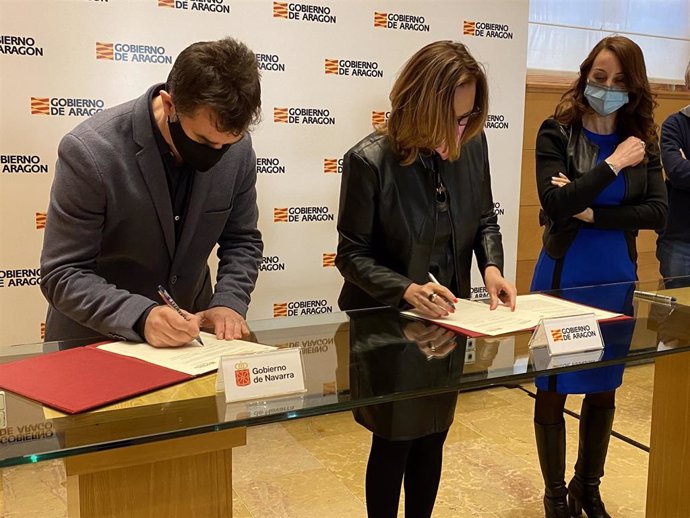 La firma del acuerdo ha tenido lugar en el Edificio Pignatelli.