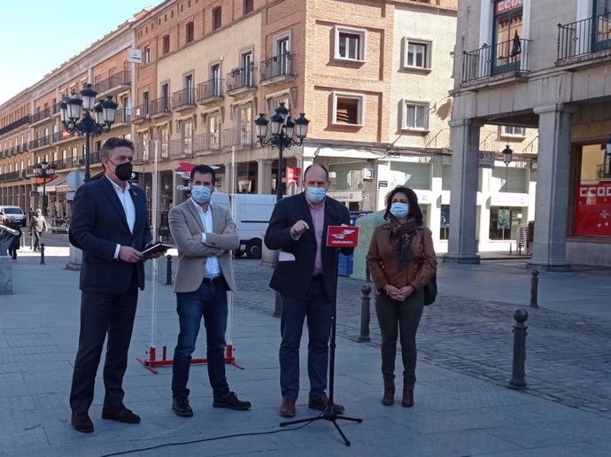 Luis Tudanca (2I) en su visita a segovia.