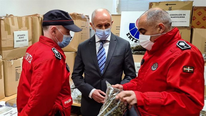El vicelehendakari primero y consejero de Seguridad, Josu Erkoreka, en la comisaría de Muskiz (Bizkaia), tras la incautación de 600 kilos de marihuana por la Ertzaintza