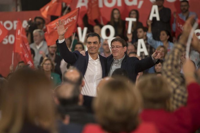 Archivo - El presidente en funciones del Gobierno y candidato presidencial, Pedro Sánchez, junto al presidente de la Comunidad Valenciana, Ximo Puig (i), durante un acto en Castellón (España), a 7 de noviembre de 2019
