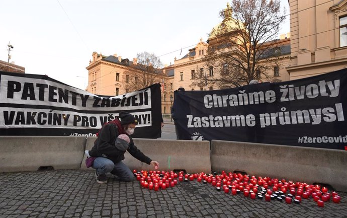 09 March 2021, Czech Republic, Prague: A woman participates in a candlelight vigil held to honour the coronavirus victims outside the government office in Prague. Photo: Michaela íhová/CTK/dpa
