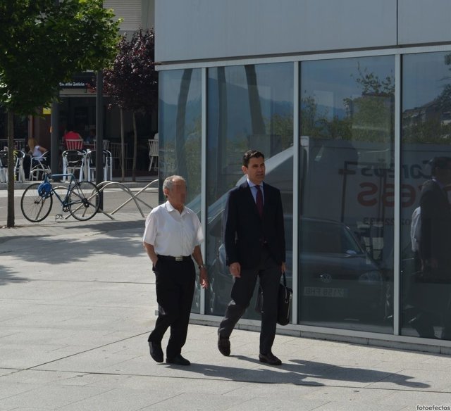 Archivo - El cura de Seixalbo accede a los juzgados de Ourense en compañía de su abogado