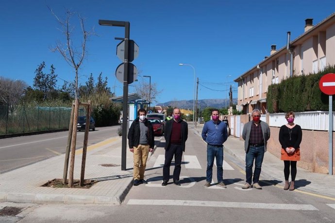 Representaes del ayuntamiento de Marratxí, encabezados por el alcalde, Miquel Cabot, y del Consell de Mallorca, con el conseller insular Jaume Alzamora al frente, visitan Cas Capit.