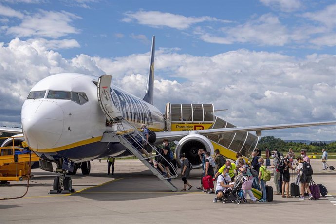 Archivo - 06 July 2020, Czech Republic, Pardubice: People board the Ryanair flight to fly from a Pardubice to Spanish city Alicante. Photo: David Taneek/CTK/dpa