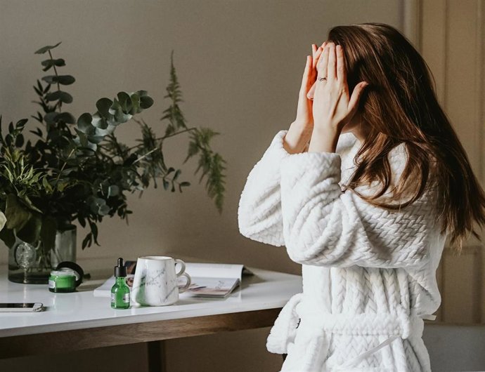 Mujer cuidando su imagen