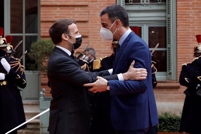El presidente del Gobierno, Pedro Sánchez (i), se reúne con el presidente de la República Francesa, Emmanuel Macron (d), en la XXVI Cumbre hispano-francesa, en Montauban, (Francia), a 15 de marzo de 2021.