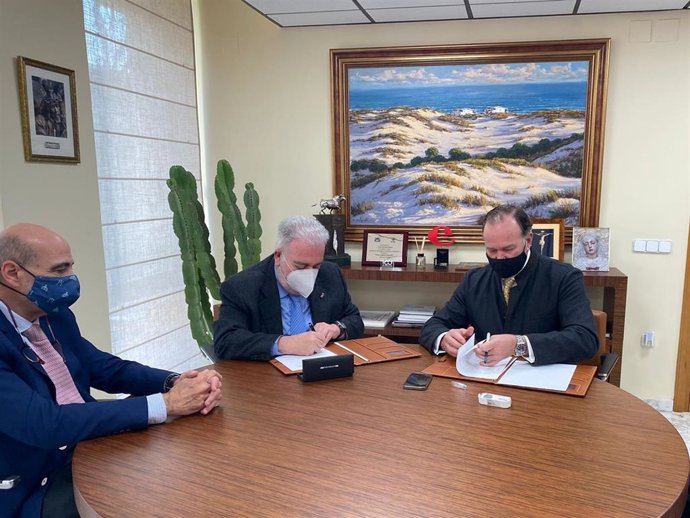 Firma del Convenio de Fundación Caja Rural del Sur con el Real Club de Enganches.