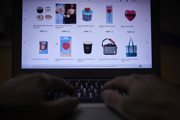 Archivo - Un internauta compra por regalos por Internet