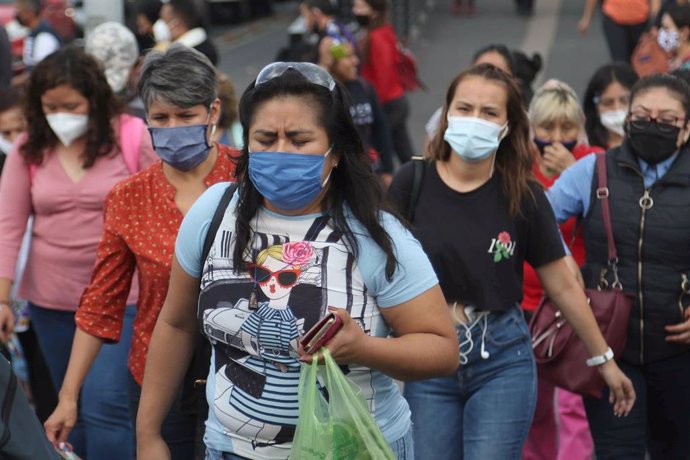 Archivo - Mujeres con mascarilla en una estación de autobuses en Ciudad de México